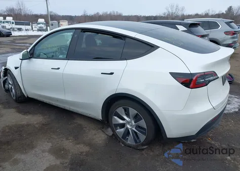 2023 Tesla Model Y Awd/Long Range Dual Motor All-Wheel Drive z USA, uszkodzony, nr VIN 7SAYGAEE7PF610842
